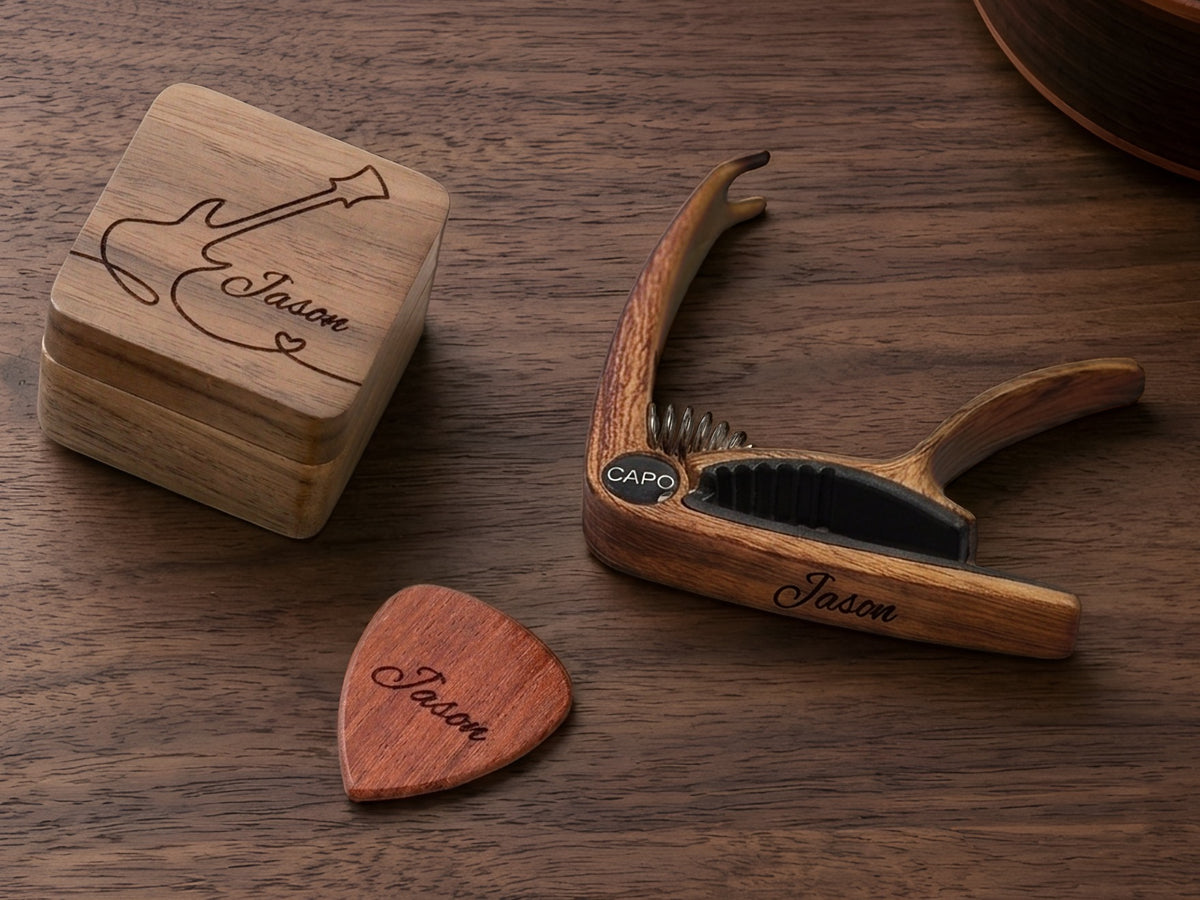 Set regalo personalizzati per chitarra: engraved guitar pick, wooden pick box and capo